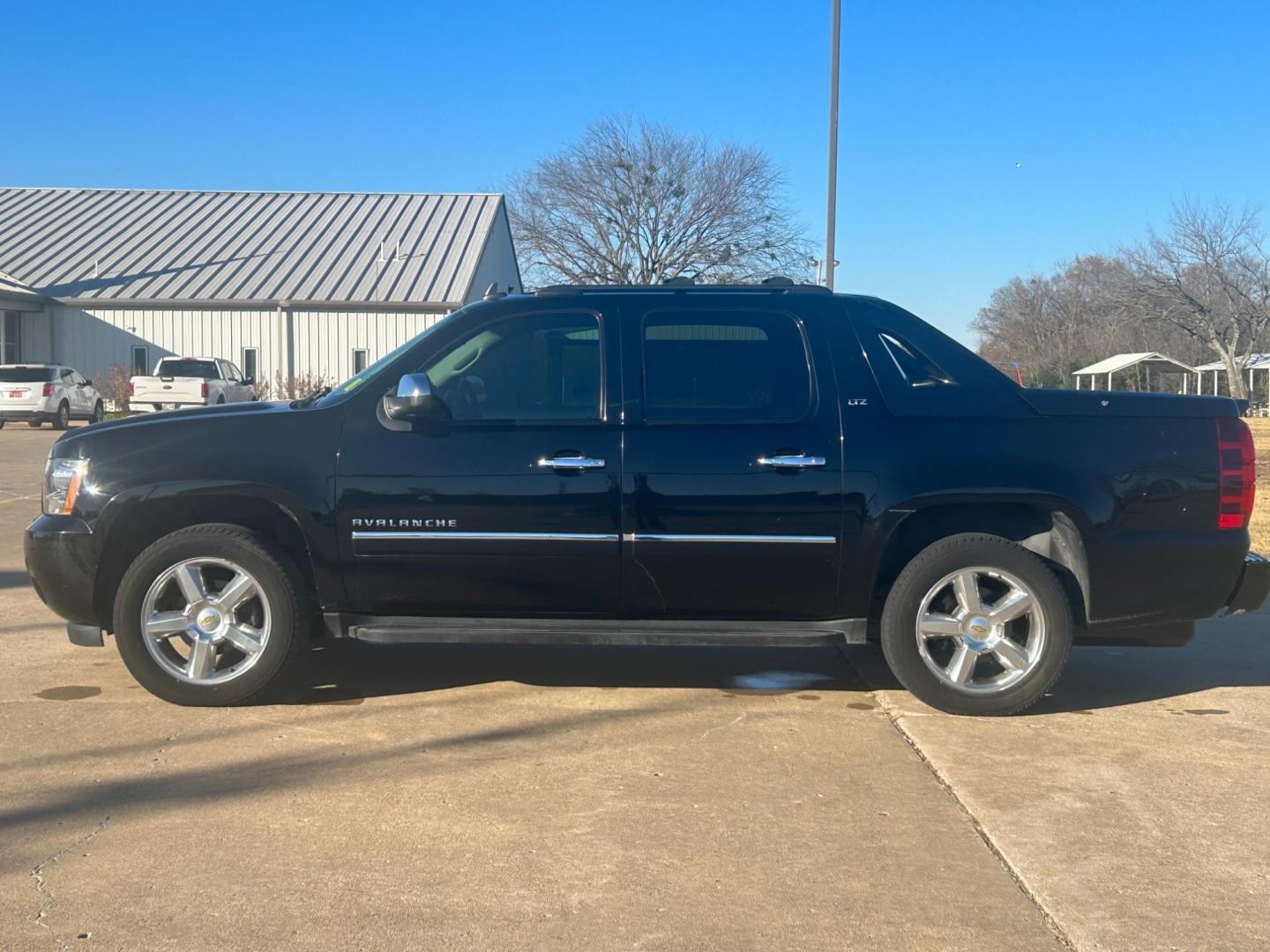 2012 BLACK /BLACK Chevrolet Avalanche LTZ (3GNTKGE75CG) with an 5.3L V8 OHV 16V FFV engine, AUTOMATIC transmission, located at 17760 Hwy 62, Morris, OK, 74445, (918) 733-4887, 35.609104, -95.877060 - 2012 CHEVROLET AVALANCHE LTZ HAS A 5.3L V8 ENGINE AND IS 4WD. THIS TRUCK IS BI-FUEL WHICH RUNS ON BOTH CNG(COMPRESSED NATURAL GAS) OR GASOLINE, IT FEATURES KEYLESS ENTRY REMOTE, REMOTE START, POWER LOCKS, POWER WINDOWS, POWER SEATS, POWER MIRRORS, POWER ADJUSTABLE FOOT PEDAL, AM/FM STEREO, CD PLAYER - Photo#7